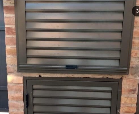Bajo mesada de aluminio con puertas tipo persiana en quincho