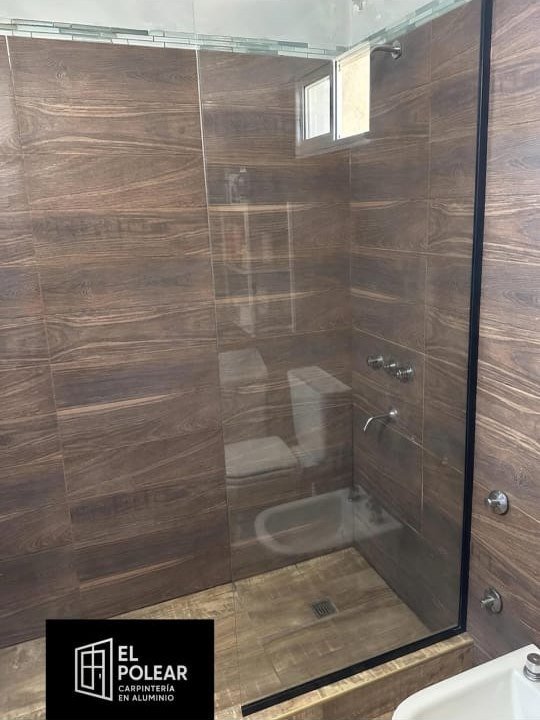 Mampara fija de baño con vidrio y perfilería negra